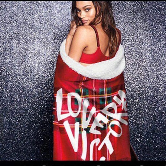 🛑SOLD🛑 Victoria Secret Plaid Sherpa Blanket - Picture 3 of 6
